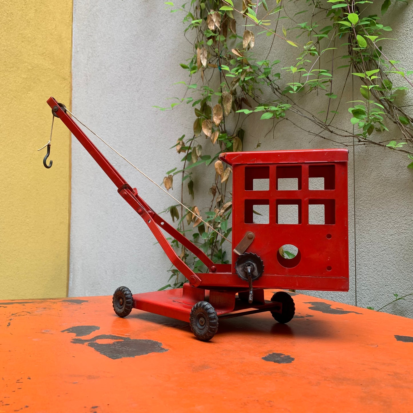 Tri-ang pressed steel crane